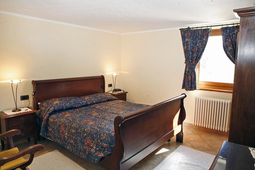 Les Combes Hotel La Salle Bilik gambar