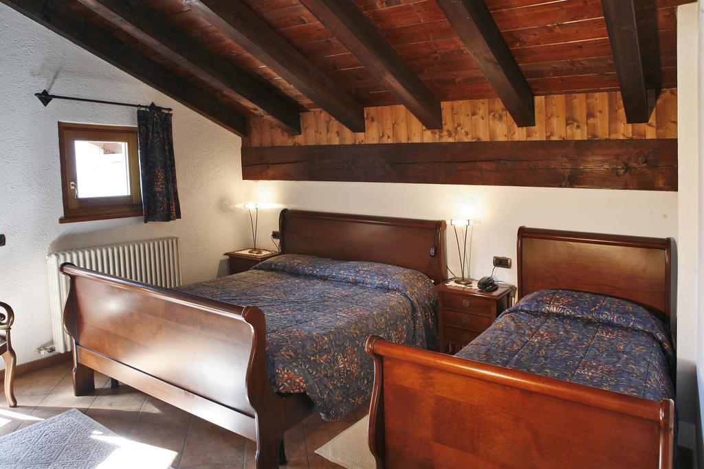 Les Combes Hotel La Salle Bilik gambar