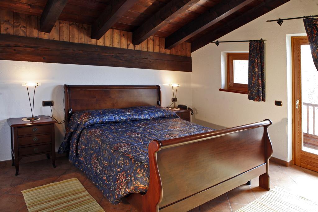 Les Combes Hotel La Salle Bilik gambar