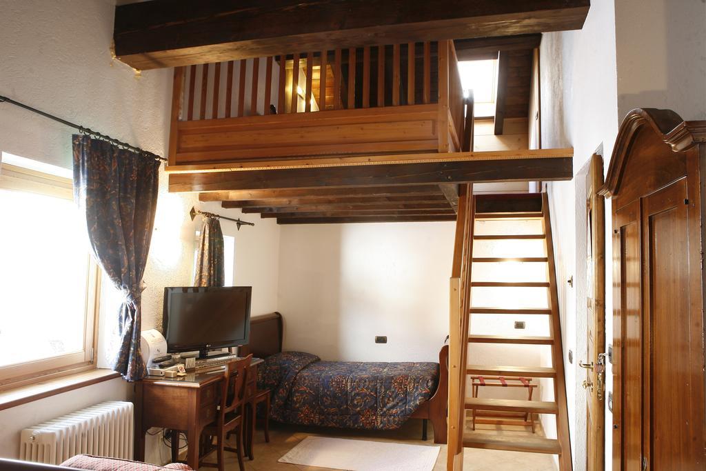 Les Combes Hotel La Salle Bilik gambar