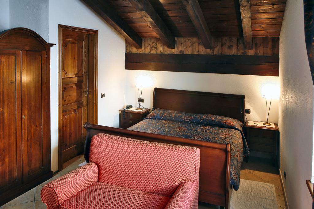 Les Combes Hotel La Salle Bilik gambar