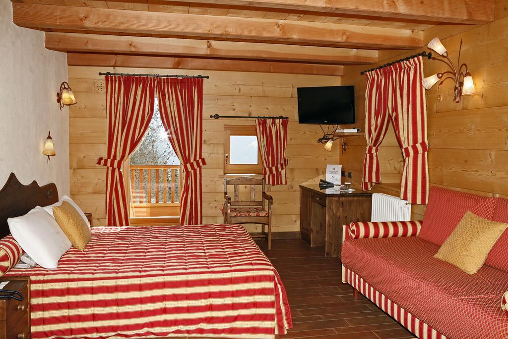 Les Combes Hotel La Salle Bilik gambar